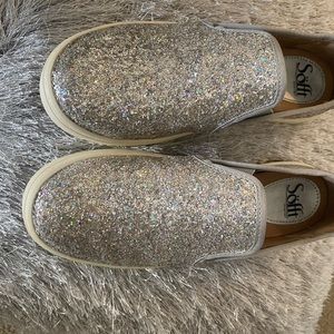Sofft glittery tennis shoes size 6